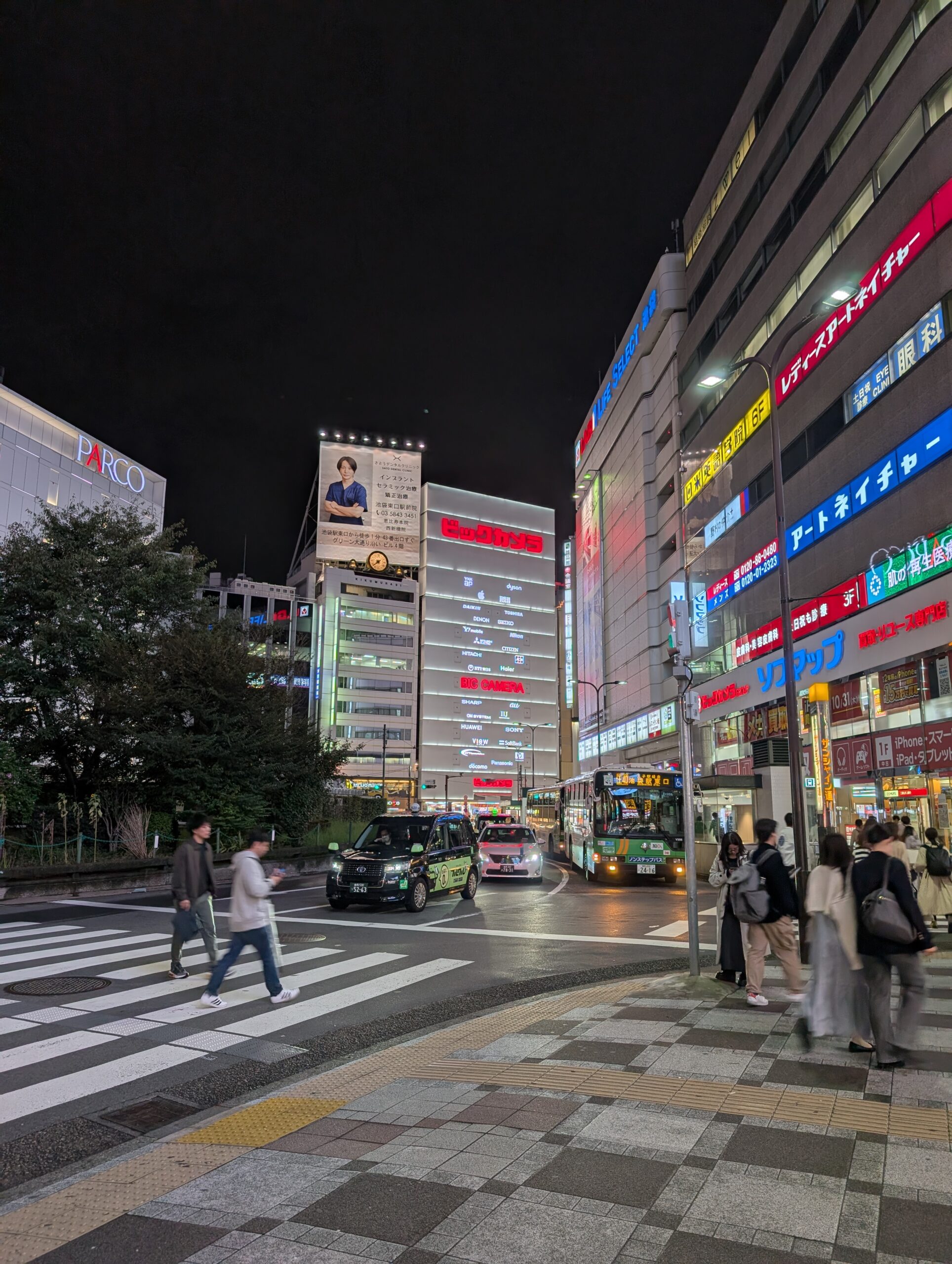 Pixel9Proによる池袋の写真(夜)