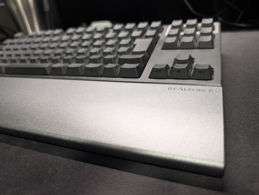 リアルフォース リストレストとキーボード